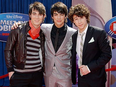 INFORMACION:      NUEVA SERIE DE .. Cine, TV - Para jovenes - THE JONAS BROTHERS - KEV...